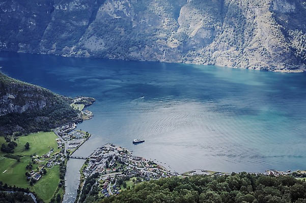 포토 JPG 주간 나무 해외풍경 유럽 유럽풍경 자연 산 노르웨이 풍경 사람없음 야외 강 하이앵글 마을 선박 국내포토 자연요소 식물 해외 나라 뷰포인트 수상교통 생태계 파일형식