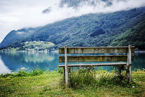 포토 JPG 주간 구름 해외풍경 유럽 벤치 의자 유럽풍경 자연 하늘 산 노르웨이 풍경 사람없음 야외 강 풀 국내포토 자연요소 식물 해외 나라 가구 생태계 파일형식
