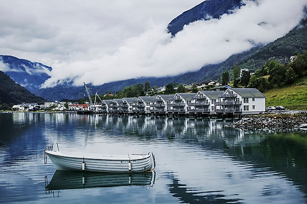 포토 JPG 주간 나무 구름 해외풍경 유럽 유럽풍경 자연 산 주택 노르웨이 풍경 사람없음 야외 수상가옥 선박 국내포토 자연요소 식물 해외 나라 수상교통 건물 생태계 파일형식