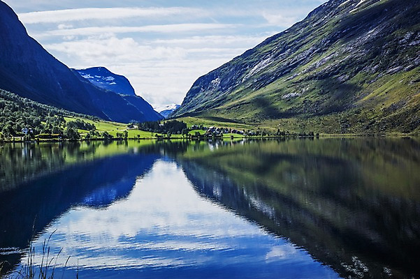 포토 JPG 주간 나무 구름 해외풍경 유럽 유럽풍경 자연 하늘 산 노르웨이 풍경 사람없음 야외 강 반사 맑음 국내포토 자연요소 식물 해외 나라 날씨 생태계 파일형식