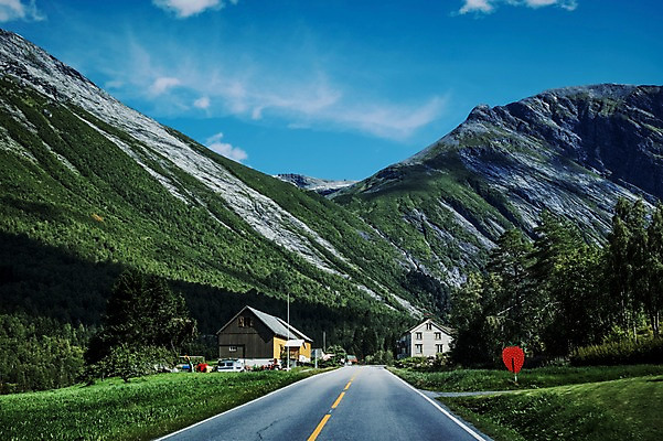 포토 JPG 주간 나무 구름 해외풍경 유럽 도로 유럽풍경 자연 하늘 산 주택 노르웨이 풍경 사람없음 야외 맑음 국내포토 자연요소 식물 해외 나라 길 교통시설 날씨 건물 생태계 파일형식