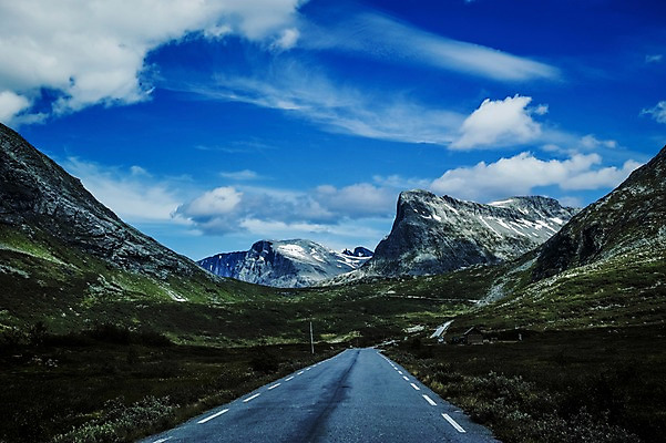 포토 JPG 주간 나무 구름 해외풍경 유럽 도로 유럽풍경 자연 하늘 산 노르웨이 풍경 초원 사람없음 야외 맑음 원근감 국내포토 자연요소 식물 해외 나라 길 뷰포인트 교통시설 날씨 생태계 파일형식