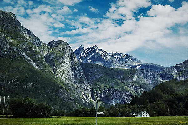 포토 자연요소 식물 해외 유럽 나라 날씨 알림판 풍경 건물 생태계 파일형식 표지판 주택 나무 산 구름 하늘 유럽풍경 노르웨이 사람없음 JPG 주간 야외 자연 해외풍경 맑음 국내포토