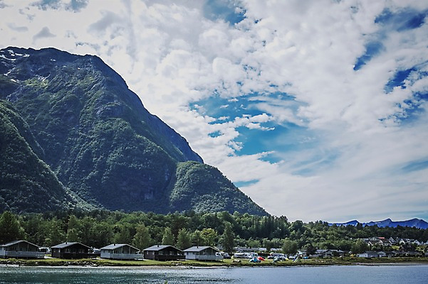 포토 자연요소 식물 해외 유럽 나라 날씨 풍경 건물 캠핑 생태계 파일형식 맑음 캠핑장 강 산 나무 주택 구름 하늘 유럽풍경 노르웨이 사람없음 JPG 주간 야외 자연 해외풍경 국내포토