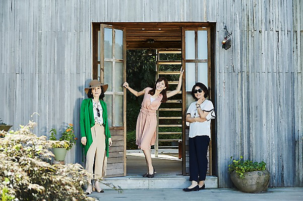 포토 JPG 주간 전신 여자 화분 40대 중년 포즈 주택 서기 웃음 야외 앞모습 세명 친구 선글라스 문 기댐 우정 한국인 동창 중년여자만 국내포토 자연요소 안경 뷰포인트 관계 모션 표정 사람 동양인 성인 건물 여자만 중년만 파일형식