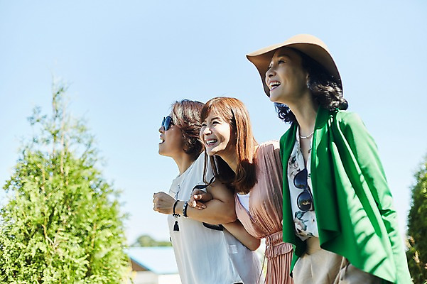 포토 JPG 주간 나무 모자 응시 여자 40대 중년 서기 웃음 상반신 야외 옆모습 세명 친구 팔짱 맑음 우정 한국인 동창 중년여자만 국내포토 자연요소 식물 시선 잡화 뷰포인트 관계 모션 날씨 표정 사람 동양인 성인 여자만 중년만 파일형식 인종 성인만