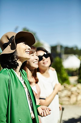 포토 JPG 주간 응시 여자 40대 중년 서기 웃음 상반신 야외 옆모습 아웃포커스 세명 친구 우정 한국인 동창 중년여자만 국내포토 자연요소 시선 뷰포인트 관계 모션 촬영기법 표정 사람 동양인 성인 여자만 중년만 파일형식