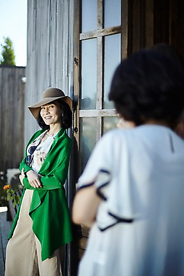 포토 JPG 주간 응시 여자 40대 중년 서기 미소 상반신 야외 두명 옆모습 뒷모습 아웃포커스 친구 문 기댐 우정 한국인 동창 중년여자만 국내포토 자연요소 시선 뷰포인트 관계 모션 촬영기법 표정 사람 동양인 성인 여자만 중년만 파일형식 인종 성인만