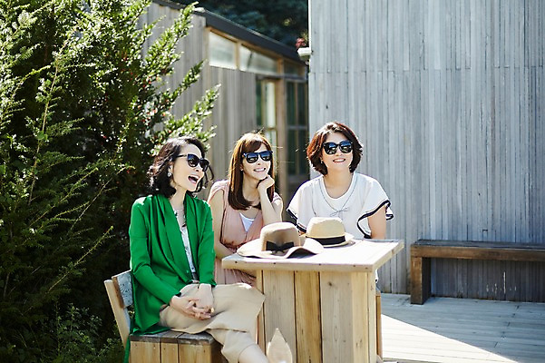 포토 JPG 주간 나무 모자 여자 40대 중년 의자 탁자 웃음 앉기 상반신 야외 앞모습 옆모습 아웃포커스 세명 친구 선글라스 우정 한국인 동창 중년여자만 국내포토 자연요소 식물 잡화 안경 뷰포인트 가구 관계 모션 촬영기법 표정 사람 동양인 성인 여자만 중년만 파일형식