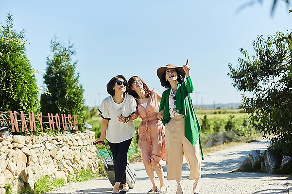 포토 JPG 주간 전신 나무 모자 응시 여자 40대 중년 하늘 웃음 야외 앞모습 아웃포커스 세명 친구 선글라스 걷기 팔짱 캐리어 맑음 우정 한국인 가리킴 동창 중년여자만 국내포토 자연요소 식물 시선 잡화 안경 뷰포인트 관계 모션 날씨 촬영기법 표정 사람 동양인 손짓 성인 여행가방 여자만 중년만 파일형식