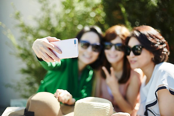 포토 JPG 주간 모자 여자 40대 중년 들기 앉기 상반신 야외 앞모습 아웃포커스 세명 친구 스마트폰 선글라스 우정 한국인 셀프카메라 동창 중년여자만 국내포토 자연요소 잡화 안경 뷰포인트 관계 모션 촬영기법 사람 동양인 성인 핸드폰 스마트기기 사진촬영 여자만 중년만 파일형식