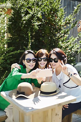 포토 JPG 주간 나무 모자 응시 여자 40대 중년 의자 탁자 미소 앉기 상반신 야외 앞모습 아웃포커스 세명 친구 스마트폰 선글라스 우정 한국인 셀프카메라 브이 동창 중년여자만 국내포토 자연요소 식물 시선 잡화 안경 뷰포인트 가구 관계 모션 촬영기법 표정 사람 동양인 손짓 성인 핸드폰 스마트기기 사진촬영 여자만 중년만 파일형식
