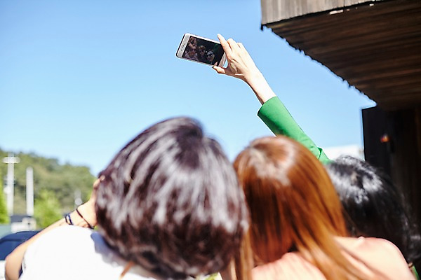 포토 JPG 주간 여자 40대 중년 들기 상반신 야외 뒷모습 아웃포커스 세명 친구 스마트폰 선글라스 우정 한국인 셀프카메라 동창 중년여자만 국내포토 자연요소 안경 뷰포인트 관계 모션 촬영기법 사람 동양인 성인 핸드폰 스마트기기 사진촬영 여자만 중년만 파일형식