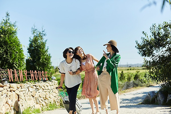 포토 JPG 주간 전신 나무 모자 응시 여자 40대 중년 하늘 웃음 야외 앞모습 아웃포커스 세명 친구 걷기 팔짱 캐리어 맑음 우정 한국인 즐거움 동창 중년여자만 국내포토 자연요소 식물 시선 잡화 감정 뷰포인트 관계 모션 날씨 촬영기법 표정 사람 동양인 성인 여행가방 여자만 중년만 파일형식