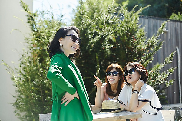 포토 JPG 주간 나무 모자 응시 여자 40대 중년 포즈 의자 탁자 서기 웃음 앉기 상반신 야외 옆모습 세명 친구 선글라스 우정 한국인 가리킴 동창 중년여자만 국내포토 자연요소 식물 시선 잡화 안경 뷰포인트 가구 관계 모션 표정 사람 동양인 손짓 성인 여자만 중년만 파일형식