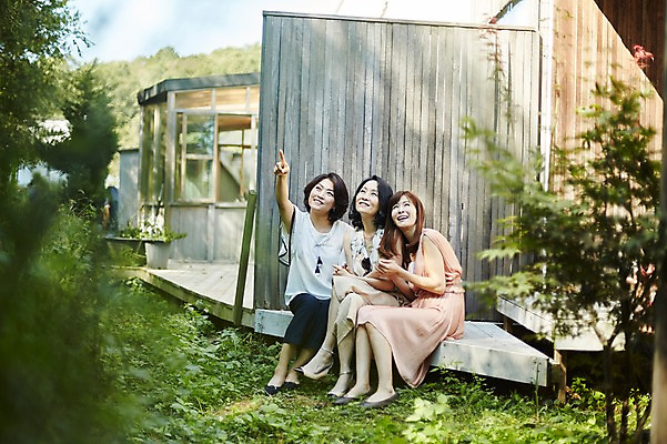 포토 JPG 주간 전신 나무 응시 여자 40대 중년 미소 앉기 잔디 야외 앞모습 아웃포커스 세명 친구 우정 한국인 가리킴 구경 동창 중년여자만 국내포토 자연요소 식물 시선 뷰포인트 관계 모션 촬영기법 표정 사람 동양인 손짓 성인 여자만 중년만 파일형식