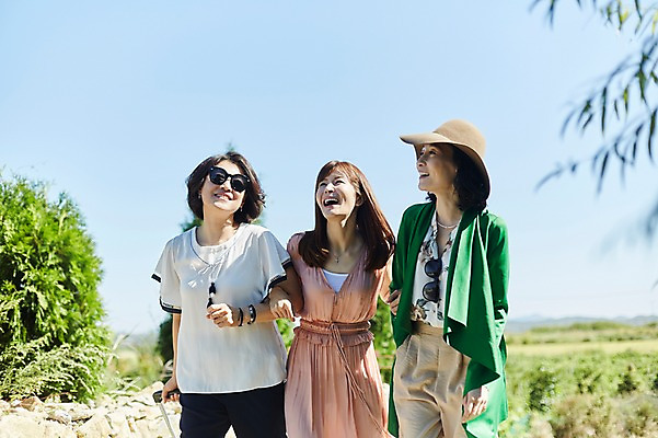 포토 JPG 주간 나무 모자 여자 40대 중년 하늘 서기 웃음 초원 상반신 야외 앞모습 아웃포커스 세명 친구 선글라스 팔짱 맑음 우정 한국인 즐거움 동창 중년여자만 국내포토 자연요소 식물 잡화 감정 안경 뷰포인트 관계 모션 날씨 촬영기법 표정 사람 동양인 성인 여자만 중년만 파일형식