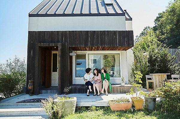 포토 JPG 주간 전신 나무 응시 여자 화분 40대 중년 주택 미소 앉기 야외 앞모습 세명 친구 우정 한국인 동창 중년여자만 국내포토 자연요소 식물 시선 뷰포인트 관계 모션 표정 사람 동양인 성인 건물 여자만 중년만 파일형식 건축물 인종 성인만 건축