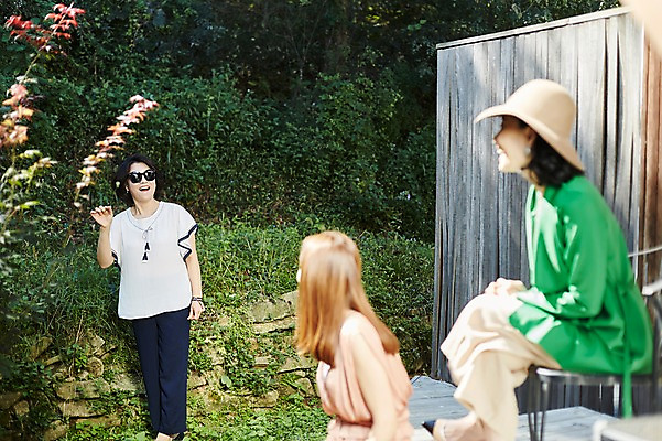 포토 JPG 주간 나무 응시 여자 40대 중년 의자 서기 미소 앉기 상반신 야외 앞모습 옆모습 아웃포커스 세명 친구 선글라스 우정 한국인 동창 중년여자만 국내포토 자연요소 식물 시선 안경 뷰포인트 가구 관계 모션 촬영기법 표정 사람 동양인 성인 여자만 중년만 파일형식