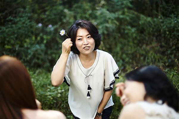 포토 JPG 주간 나무 응시 여자 꽃 40대 중년 서기 앉기 상반신 야외 앞모습 뒷모습 아웃포커스 세명 친구 우정 한국인 동창 중년여자만 국내포토 자연요소 식물 시선 뷰포인트 관계 모션 촬영기법 사람 동양인 성인 여자만 중년만 파일형식