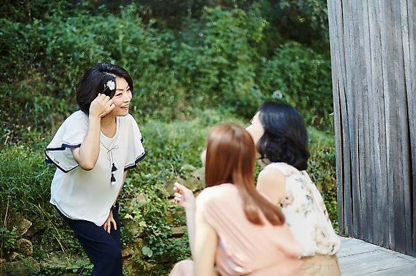 포토 JPG 주간 나무 응시 여자 꽃 40대 중년 장난 서기 미소 앉기 상반신 야외 앞모습 옆모습 아웃포커스 세명 친구 우정 한국인 동창 중년여자만 국내포토 자연요소 식물 시선 뷰포인트 관계 모션 촬영기법 표정 사람 동양인 성인 여자만 중년만 파일형식 인종 성인만