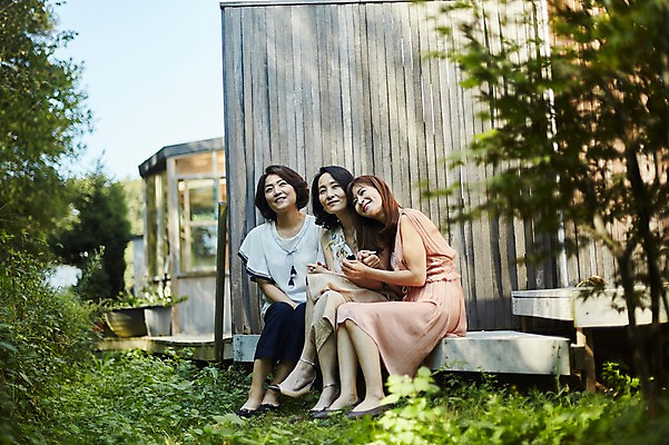 포토 JPG 주간 전신 나무 응시 여자 40대 중년 미소 앉기 야외 앞모습 옆모습 아웃포커스 세명 친구 기댐 우정 한국인 동창 중년여자만 국내포토 자연요소 식물 시선 뷰포인트 관계 모션 촬영기법 표정 사람 동양인 성인 여자만 중년만 파일형식