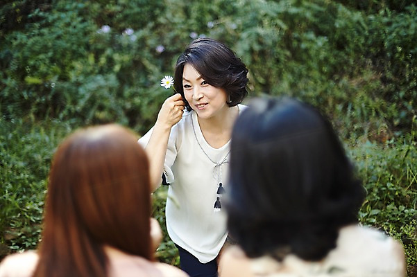 포토 JPG 주간 나무 응시 여자 꽃 40대 중년 서기 미소 상반신 야외 앞모습 뒷모습 아웃포커스 세명 친구 우정 한국인 동창 중년여자만 국내포토 자연요소 식물 시선 뷰포인트 관계 모션 촬영기법 표정 사람 동양인 성인 여자만 중년만 파일형식