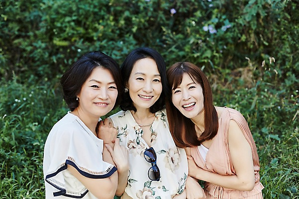 포토 JPG 주간 나무 여자 40대 중년 미소 상반신 야외 앞모습 세명 친구 선글라스 팔짱 기댐 우정 한국인 동창 중년여자만 국내포토 자연요소 식물 안경 뷰포인트 관계 모션 표정 사람 동양인 성인 여자만 중년만 파일형식