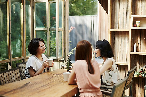 포토 JPG 응시 여자 40대 중년 티타임 책장 실내 미소 앉기 상반신 옆모습 뒷모습 세명 친구 마주보기 우정 한국인 동창 중년여자만 국내포토 시선 뷰포인트 가구 관계 모션 휴식 표정 사람 동양인 성인 내부 여자만 중년만 파일형식