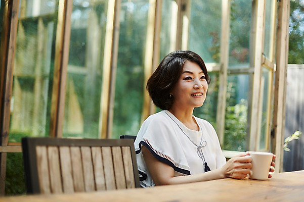 포토 JPG 응시 여자 40대 중년 의자 창문 탁자 티타임 휴식 실내 한명 미소 앉기 상반신 옆모습 아웃포커스 정원 한국인 중년여자한명만 국내포토 1 시선 뷰포인트 가구 컨셉 모션 촬영기법 표정 사람 동양인 성인 내부 여자한명만 중년여자만 파일형식