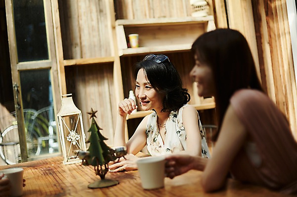 포토 JPG 응시 여자 40대 중년 창문 탁자 티타임 휴식 책장 실내 미소 앉기 상반신 두명 옆모습 아웃포커스 친구 정원 우정 한국인 커피잔 동창 중년여자만 국내포토 시선 커피 뷰포인트 가구 컨셉 관계 모션 잔 촬영기법 표정 사람 동양인 성인 내부 여자만 중년만 파일형식