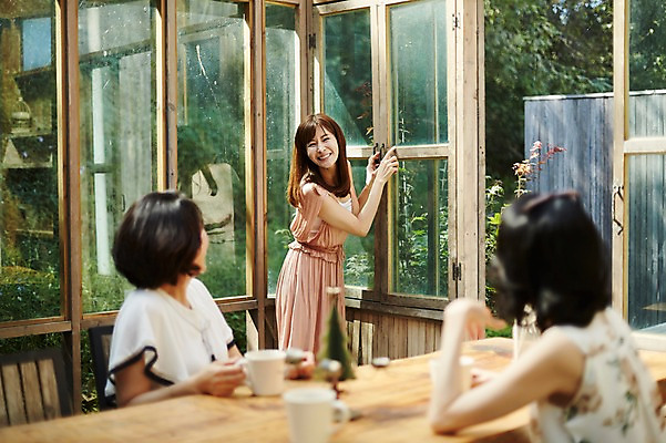 포토 JPG 응시 여자 40대 중년 장난 창문 탁자 티타임 휴식 실내 서기 웃음 앉기 상반신 옆모습 아웃포커스 세명 친구 정원 우정 한국인 동창 중년여자만 국내포토 시선 뷰포인트 가구 컨셉 관계 모션 촬영기법 표정 사람 동양인 성인 내부 여자만 중년만 파일형식