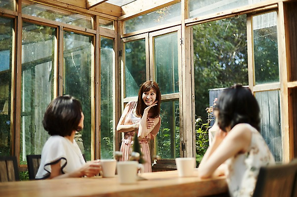 포토 JPG 응시 여자 40대 중년 장난 창문 탁자 티타임 휴식 실내 서기 미소 앉기 상반신 앞모습 옆모습 아웃포커스 세명 친구 정원 우정 한국인 동창 중년여자만 국내포토 시선 뷰포인트 가구 컨셉 관계 모션 촬영기법 표정 사람 동양인 성인 내부 여자만 중년만 파일형식