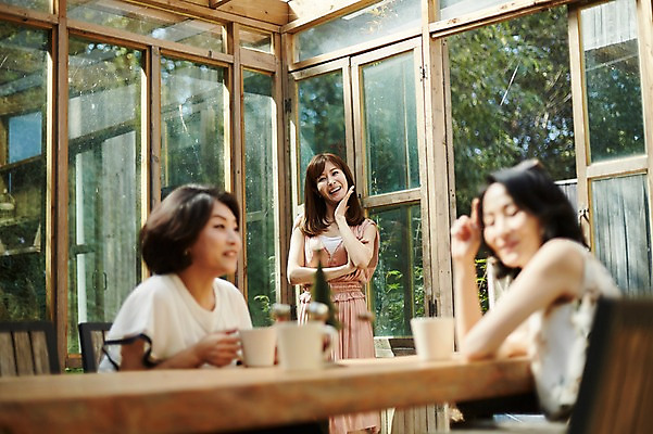 포토 JPG 응시 여자 40대 중년 장난 창문 탁자 티타임 휴식 실내 서기 웃음 앉기 상반신 앞모습 옆모습 아웃포커스 세명 친구 정원 우정 한국인 동창 중년여자만 국내포토 시선 뷰포인트 가구 컨셉 관계 모션 촬영기법 표정 사람 동양인 성인 내부 여자만 중년만 파일형식