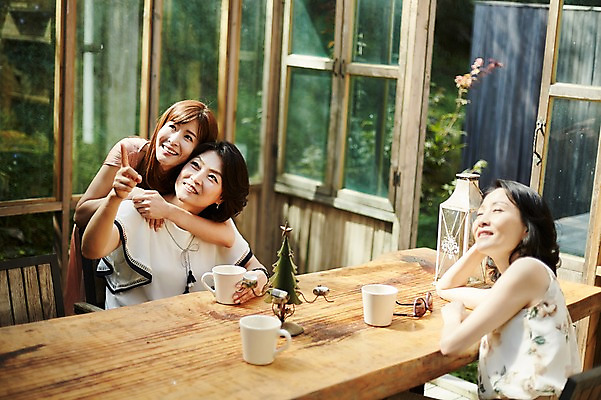 포토 JPG 응시 여자 40대 중년 창문 탁자 티타임 휴식 실내 서기 미소 앉기 상반신 앞모습 옆모습 아웃포커스 세명 친구 정원 우정 한국인 올려보기 커피잔 백허그 동창 중년여자만 국내포토 시선 커피 뷰포인트 가구 컨셉 관계 모션 포옹 잔 촬영기법 표정 사람 동양인 성인 내부 여자만 중년만 파일형식