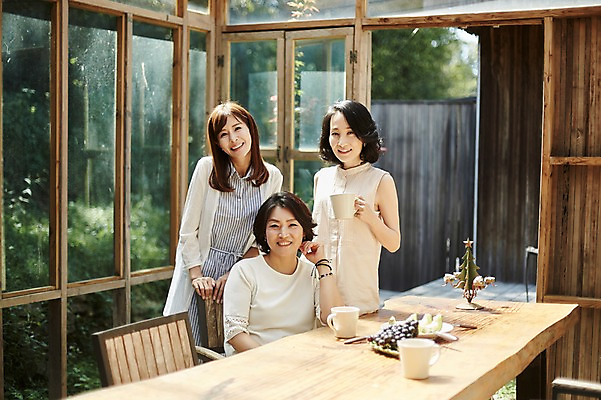 포토 JPG 여자 40대 중년 과일 창문 탁자 티타임 휴식 실내 서기 미소 앉기 상반신 앞모습 아웃포커스 세명 친구 정원 우정 한국인 커피잔 동창 중년여자만 국내포토 커피 뷰포인트 가구 컨셉 관계 모션 잔 촬영기법 표정 사람 동양인 성인 내부 여자만 중년만 파일형식