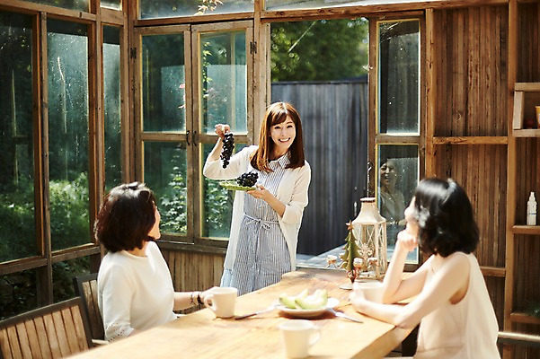 포토 JPG 응시 여자 40대 중년 창문 탁자 포도 티타임 휴식 실내 서기 미소 들기 앉기 상반신 앞모습 옆모습 아웃포커스 세명 친구 정원 우정 한국인 커피잔 동창 중년여자만 국내포토 시선 커피 뷰포인트 가구 컨셉 과일 관계 모션 잔 촬영기법 표정 사람 동양인 성인 내부 여자만 중년만 파일형식