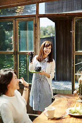 포토 JPG 여자 40대 중년 창문 탁자 포도 티타임 휴식 실내 서기 웃음 들기 앉기 상반신 두명 앞모습 옆모습 아웃포커스 친구 정원 우정 한국인 동창 중년여자만 국내포토 뷰포인트 가구 컨셉 과일 관계 모션 촬영기법 표정 사람 동양인 성인 내부 여자만 중년만 파일형식