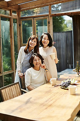포토 JPG 여자 40대 중년 과일 창문 탁자 티타임 휴식 실내 서기 웃음 들기 앉기 상반신 앞모습 아웃포커스 세명 친구 정원 우정 한국인 커피잔 동창 중년여자만 국내포토 커피 뷰포인트 가구 컨셉 관계 모션 잔 촬영기법 표정 사람 동양인 성인 내부 여자만 중년만 파일형식