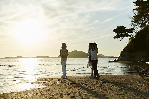 포토 JPG 주간 전신 나무 여자 바다 40대 중년 그림자 서기 해변 야외 옆모습 세명 친구 일몰 우정 한국인 역광 동창 중년여자만 국내포토 자연요소 식물 뷰포인트 관계 모션 사람 동양인 성인 노을 여자만 중년만 파일형식