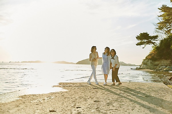 포토 JPG 주간 전신 나무 여자 바다 40대 중년 그림자 서기 웃음 해변 야외 앞모습 세명 친구 선글라스 우정 한국인 동창 중년여자만 국내포토 자연요소 식물 안경 뷰포인트 관계 모션 표정 사람 동양인 성인 여자만 중년만 파일형식