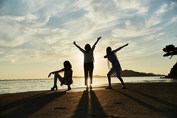 포토 JPG 주간 전신 여자 실루엣 바다 40대 중년 포즈 하늘 그림자 서기 앉기 해변 야외 앞모습 세명 친구 일몰 우정 한국인 역광 동창 중년여자만 국내포토 자연요소 뷰포인트 관계 모션 촬영기법 사람 동양인 성인 노을 여자만 중년만 파일형식