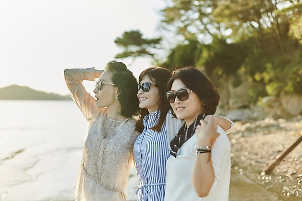 포토 JPG 주간 나무 응시 여자 바다 40대 중년 어깨동무 서기 미소 상반신 해변 야외 옆모습 세명 친구 선글라스 우정 한국인 동창 중년여자만 국내포토 자연요소 식물 시선 안경 뷰포인트 포즈 관계 모션 표정 사람 동양인 성인 여자만 중년만 파일형식