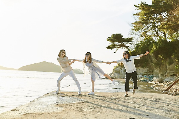 포토 JPG 주간 전신 나무 여자 바다 40대 중년 포즈 장난 서기 해변 야외 앞모습 세명 친구 선글라스 손잡기 우정 한국인 즐거움 동창 중년여자만 국내포토 자연요소 식물 감정 안경 뷰포인트 관계 모션 사람 동양인 성인 여자만 중년만 파일형식