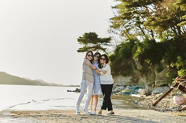 포토 JPG 주간 전신 나무 여자 바다 40대 중년 안기 서기 웃음 해변 야외 앞모습 세명 친구 선글라스 우정 한국인 동창 중년여자만 국내포토 자연요소 식물 안경 뷰포인트 관계 모션 표정 사람 동양인 성인 여자만 중년만 파일형식