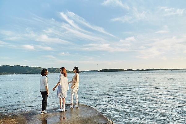 포토 JPG 주간 전신 응시 여자 바다 40대 중년 하늘 서기 해변 야외 옆모습 뒷모습 세명 친구 맑음 우정 한국인 동창 중년여자만 국내포토 자연요소 시선 뷰포인트 관계 모션 날씨 사람 동양인 성인 여자만 중년만 파일형식