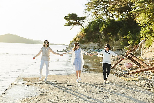 포토 JPG 주간 전신 나무 여자 바다 40대 중년 서기 해변 야외 앞모습 세명 친구 선글라스 손잡기 우정 한국인 동창 중년여자만 국내포토 자연요소 식물 안경 뷰포인트 관계 모션 사람 동양인 성인 여자만 중년만 파일형식