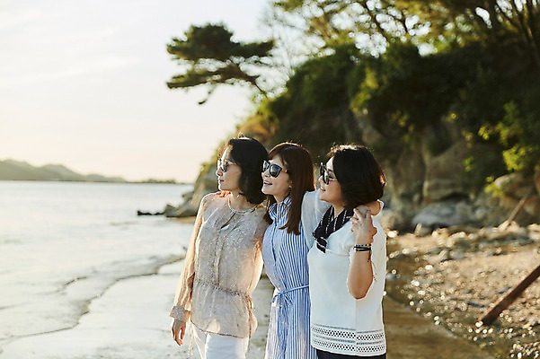 포토 JPG 주간 나무 응시 여자 바다 40대 중년 어깨동무 서기 미소 상반신 해변 야외 옆모습 아웃포커스 세명 친구 선글라스 우정 한국인 동창 중년여자만 국내포토 자연요소 식물 시선 안경 뷰포인트 포즈 관계 모션 촬영기법 표정 사람 동양인 성인 여자만 중년만 파일형식