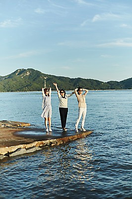 포토 JPG 주간 전신 여자 바다 40대 중년 하늘 산 서기 웃음 해변 야외 앞모습 세명 친구 선글라스 손들기 우정 한국인 동창 중년여자만 국내포토 자연요소 안경 뷰포인트 관계 모션 표정 사람 동양인 성인 여자만 중년만 파일형식