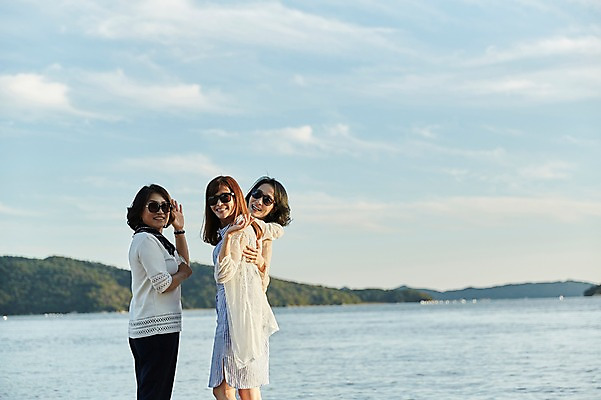 포토 JPG 주간 응시 여자 바다 40대 중년 하늘 어깨동무 산 서기 웃음 상반신 해변 야외 옆모습 아웃포커스 세명 친구 선글라스 우정 한국인 동창 중년여자만 국내포토 자연요소 시선 안경 뷰포인트 포즈 관계 모션 촬영기법 표정 사람 동양인 성인 여자만 중년만 파일형식